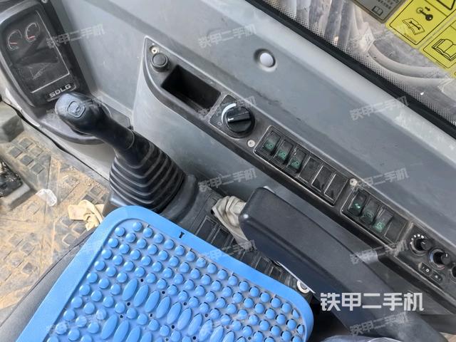 座椅右側(cè)控制臺/鑰匙門/油門/含右手柄（駕駛室部分）