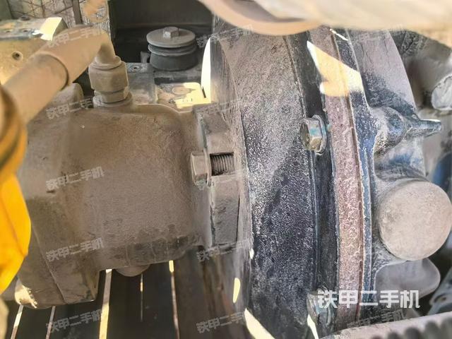 液压泵舱室正面整体（整机外观）