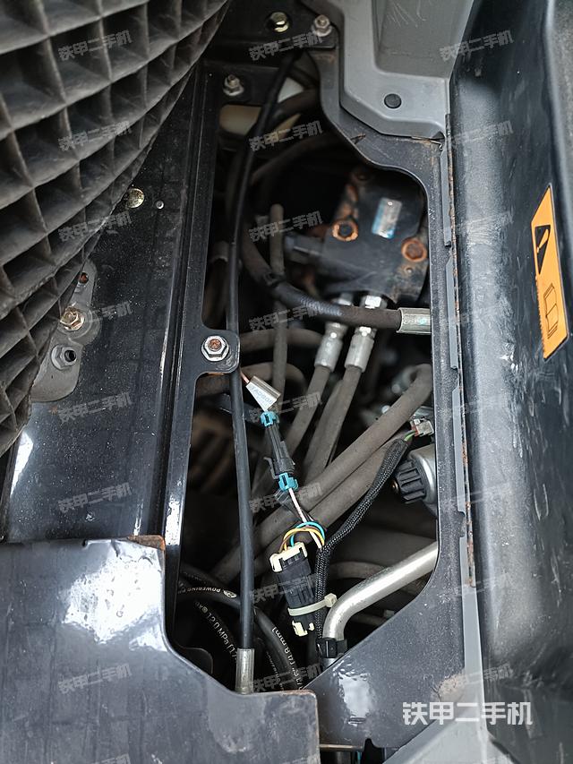 回转马达和主控阀（整机外观）