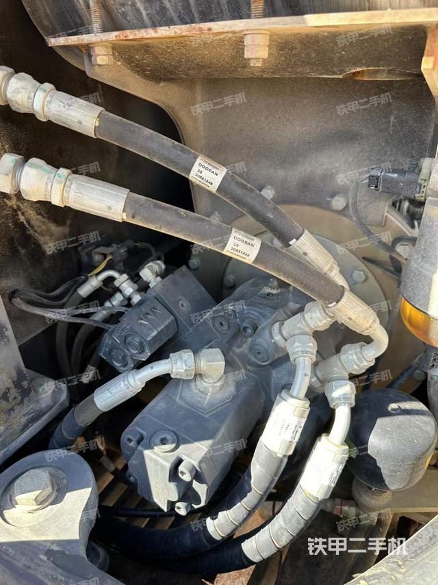 液壓泵艙室正面整體（整機(jī)外觀）