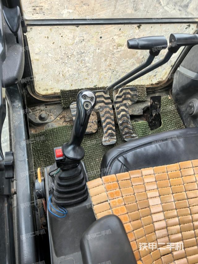 座椅右侧控制台/钥匙门/油门/含右手柄（驾驶室部分）