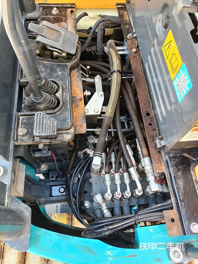 回转马达和主控阀（整机外观）