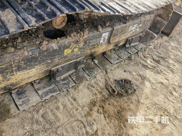 單側(cè)履帶整體(整機外觀) 單側(cè)履帶整體(整機外觀)
