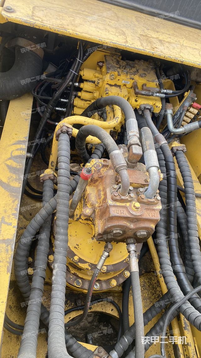 回转马达和主控阀（整机外观）