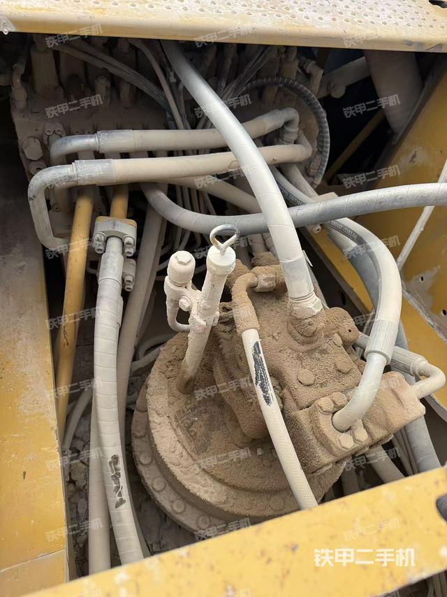 回轉(zhuǎn)馬達(dá)和主控閥（整機(jī)外觀）