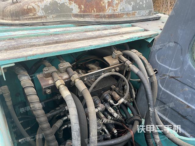 回转马达和主控阀（整机外观）