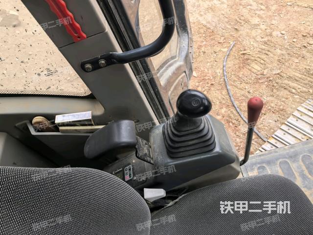 座椅左側(cè)控制臺/音響/含左手柄(駕駛室部分) 座椅左側(cè)控制臺/音響/含左手柄(駕駛室部分)