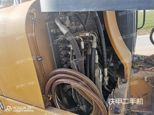 回轉(zhuǎn)馬達(dá)和主控閥(整機(jī)外觀) 回轉(zhuǎn)馬達(dá)和主控閥(整機(jī)外觀)