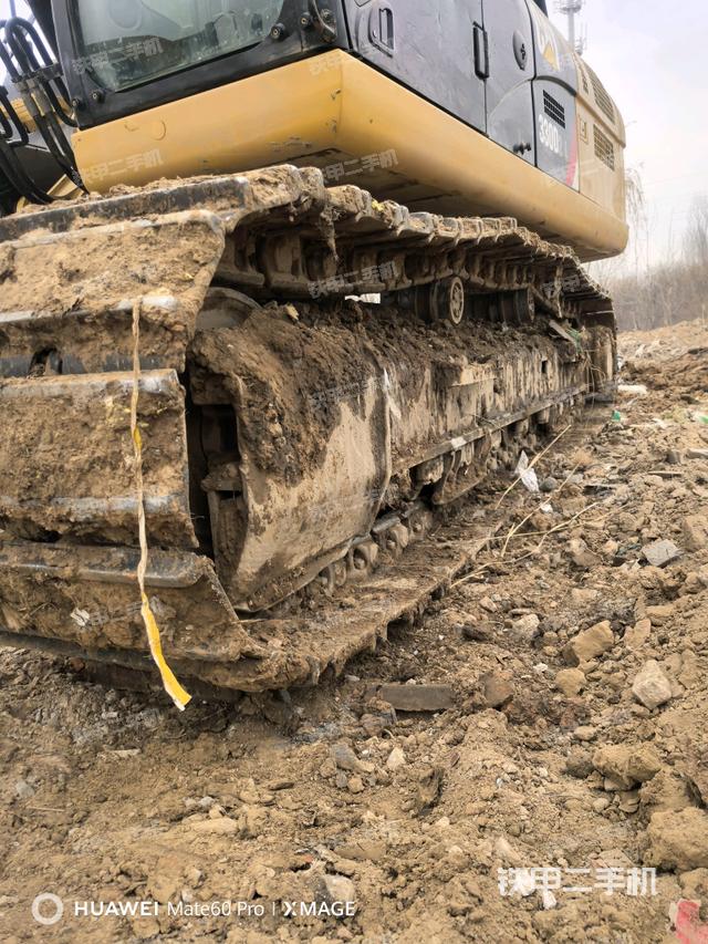 單側(cè)履帶整體(整機(jī)外觀) 單側(cè)履帶整體(整機(jī)外觀)