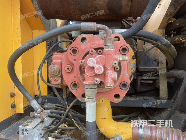 液压泵舱室正面整体（整机外观）