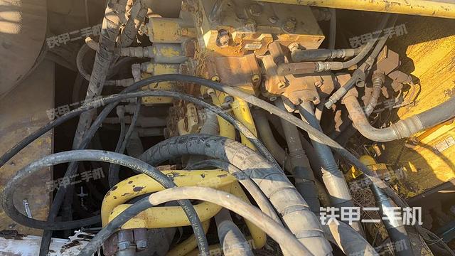 回转马达和主控阀（整机外观）