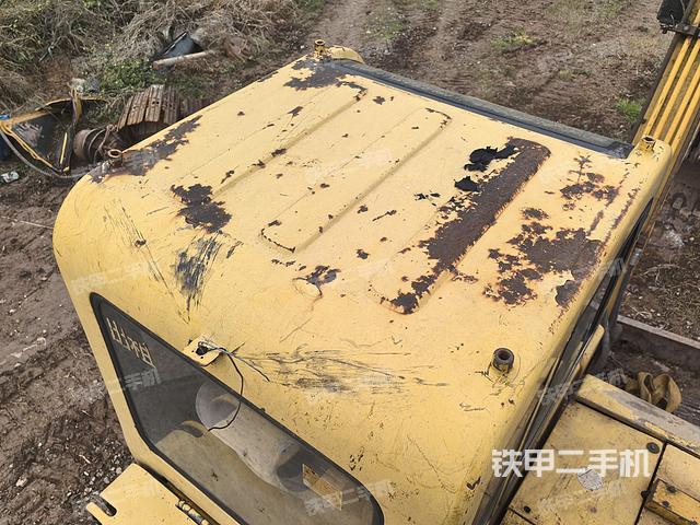 駕駛室頂部(整機(jī)外觀) 駕駛室頂部(整機(jī)外觀)