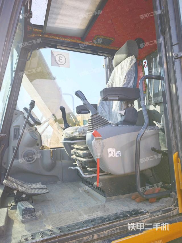 駕駛室整體（整機外觀）