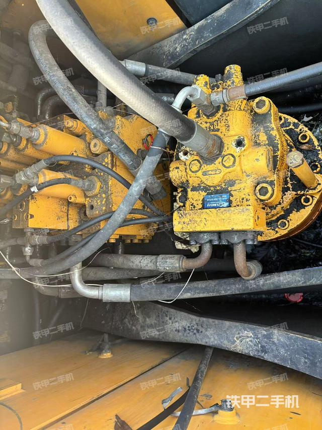 回轉(zhuǎn)馬達和主控閥(整機外觀) 回轉(zhuǎn)馬達和主控閥(整機外觀)