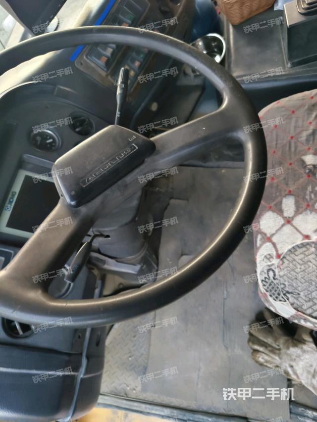 駕駛室操作臺（設(shè)備外觀及核心部件）