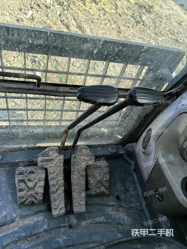 行走控制手柄和踏板?俯拍（駕駛室部分）