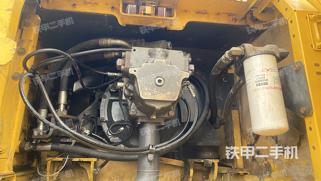 液压泵舱室正面整体（整机外观）