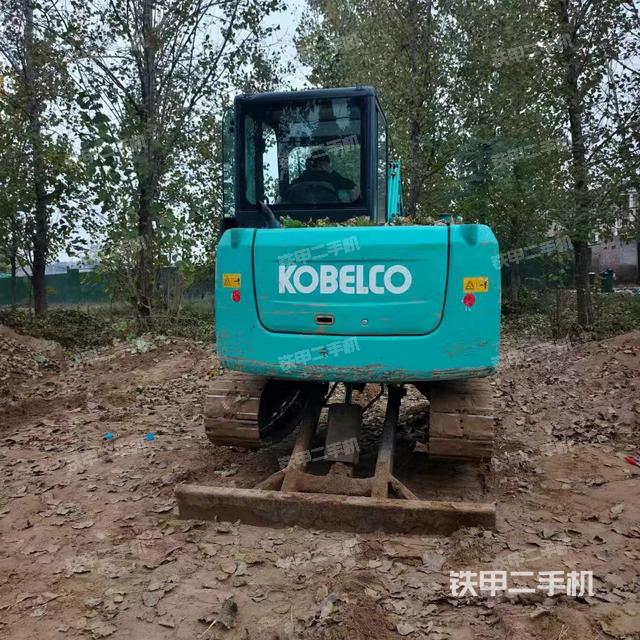 駕駛室頂部（整機外觀）