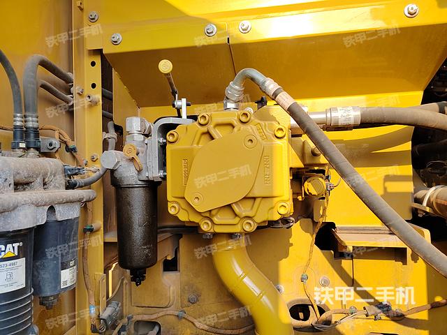 液压泵舱室正面整体（整机外观）