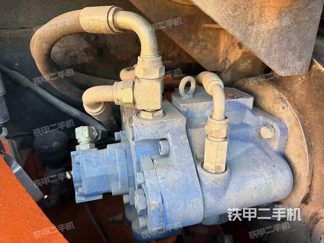 液壓泵艙室正面整體(整機外觀) 液壓泵艙室正面整體(整機外觀)