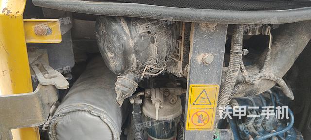 液压泵舱室正面整体（整机外观）