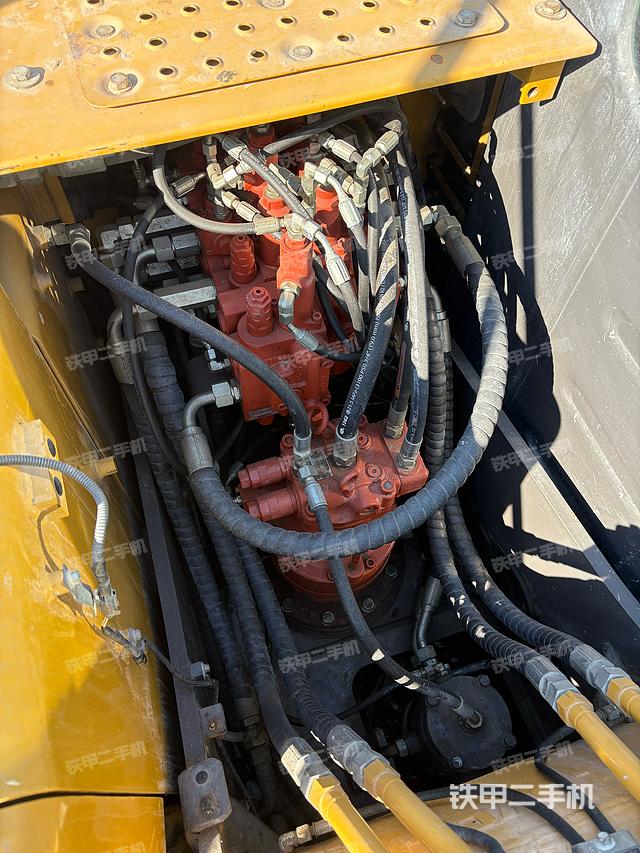 回转马达和主控阀（整机外观）