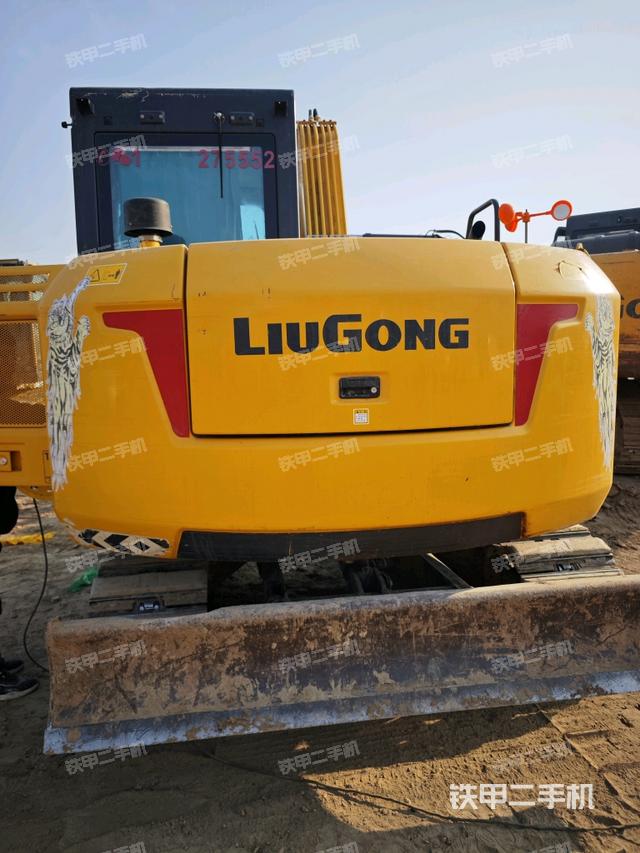 駕駛室頂部（整機外觀）