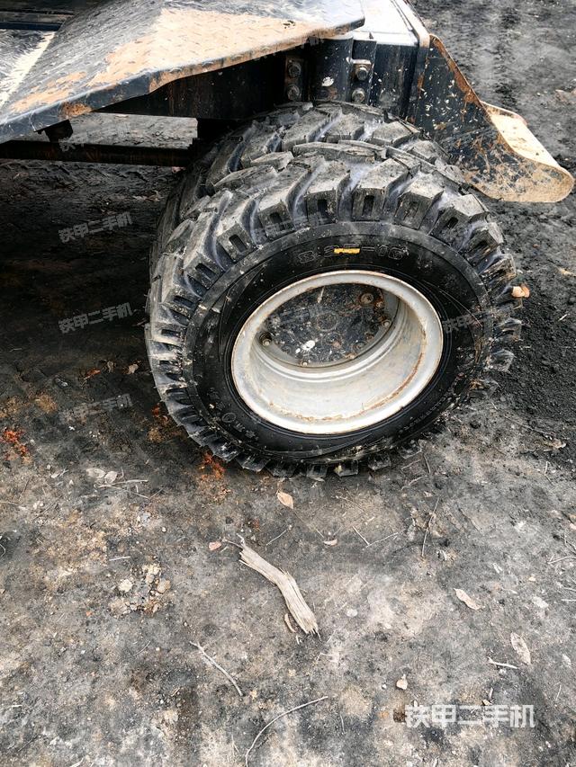 左驅(qū)動輪（行走機構(gòu)）