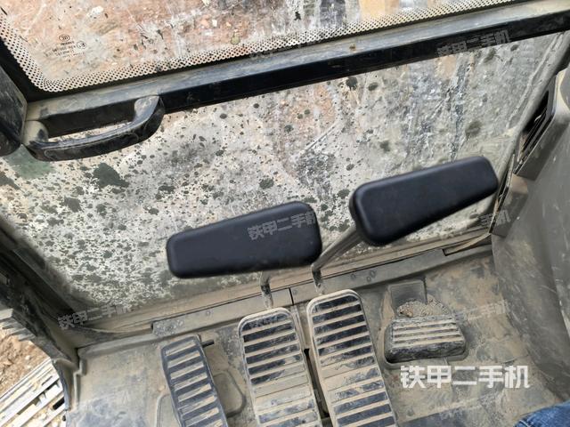 行走控制手柄和踏板?俯拍(駕駛室部分) 行走控制手柄和踏板?俯拍(駕駛室部分)