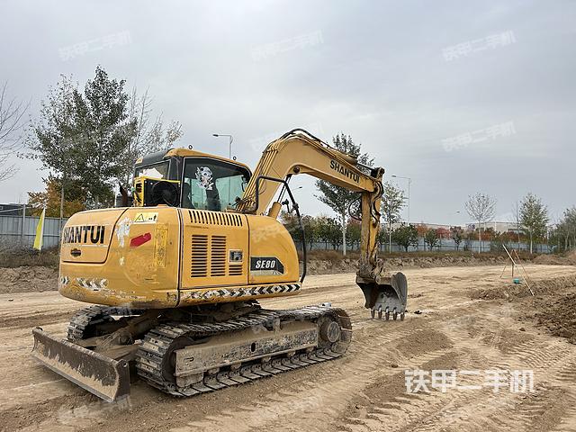 單側(cè)履帶整體(整機(jī)外觀) 單側(cè)履帶整體(整機(jī)外觀)