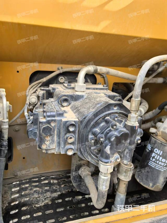 液壓泵艙室正面整體（整機(jī)外觀）