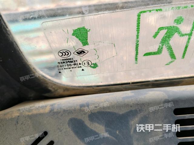 行走控制手柄和踏板?俯拍（駕駛室部分）