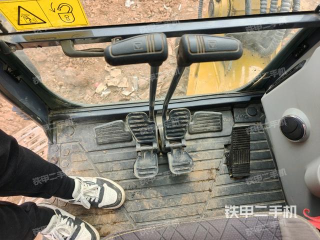 行走控制手柄和踏板?俯拍（駕駛室部分）