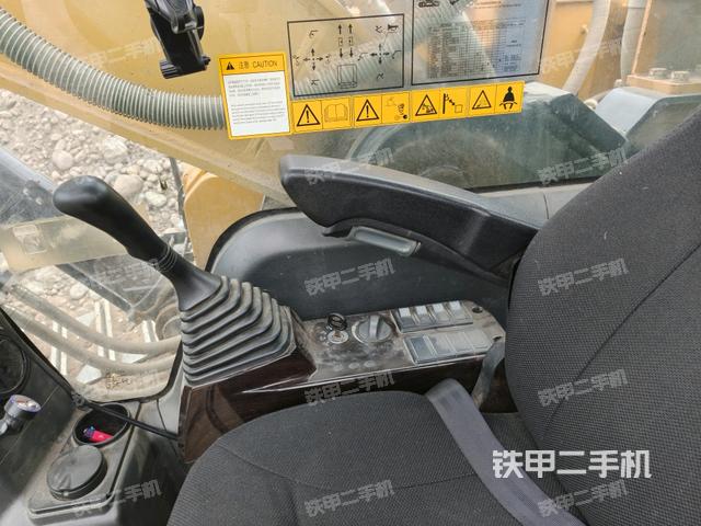 行走控制手柄和踏板?俯拍（駕駛室部分）