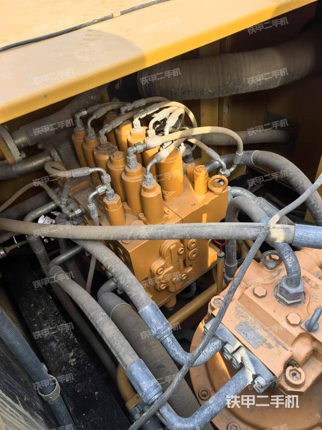 回轉(zhuǎn)馬達(dá)和主控閥（整機(jī)外觀）