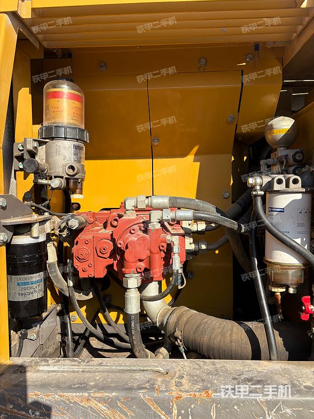 液压泵舱室正面整体（整机外观）