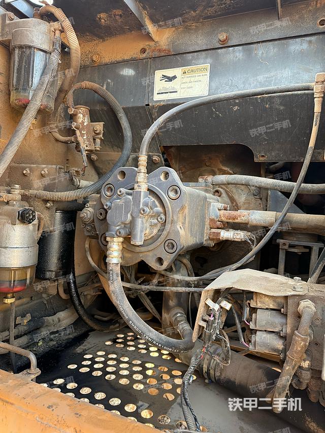 液壓泵艙室正面整體（整機外觀）