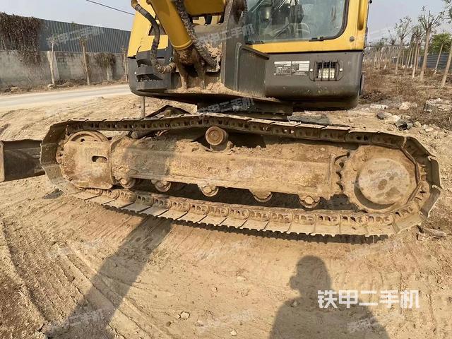 單側(cè)履帶整體(整機(jī)外觀) 單側(cè)履帶整體(整機(jī)外觀)