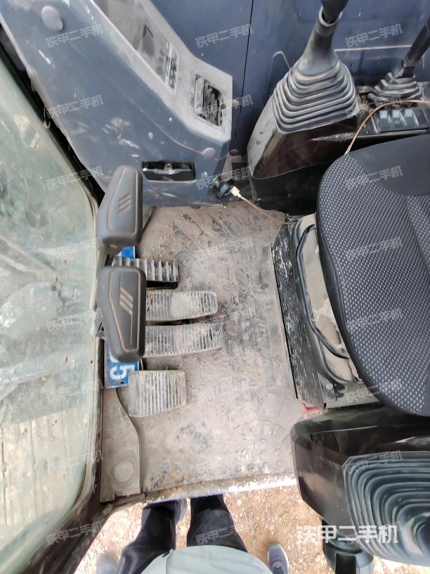 行走控制手柄和踏板?俯拍（駕駛室部分）