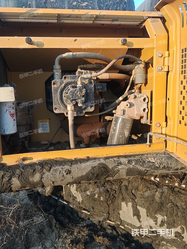 液压泵舱室正面整体（整机外观）