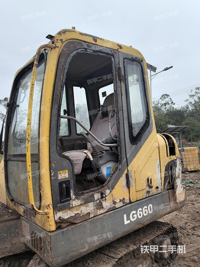 駕駛室整體(整機(jī)外觀) 駕駛室整體(整機(jī)外觀)