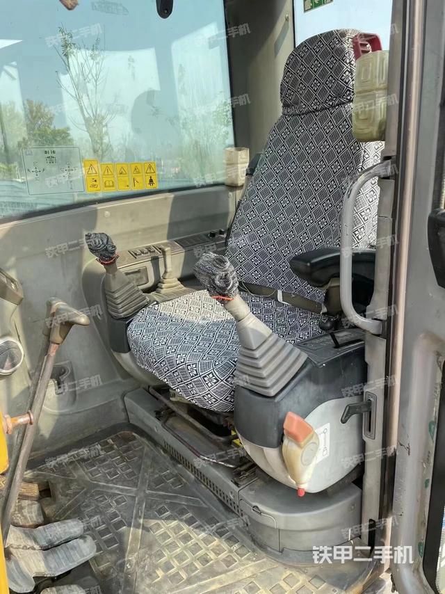 駕駛室整體(整機(jī)外觀) 駕駛室整體(整機(jī)外觀)
