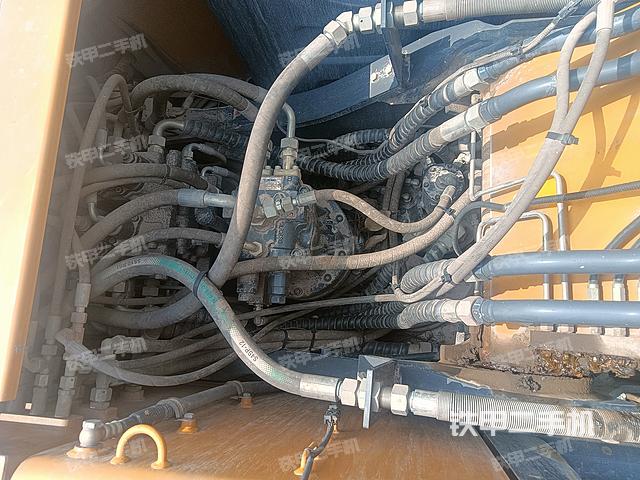 回转马达和主控阀（整机外观）