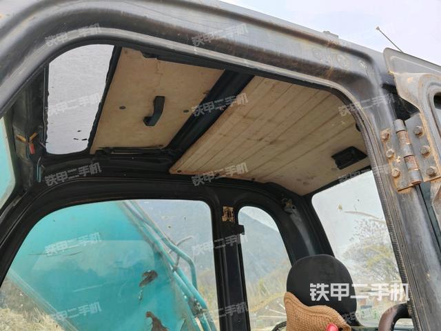 左后方玻璃角標（駕駛室部分）