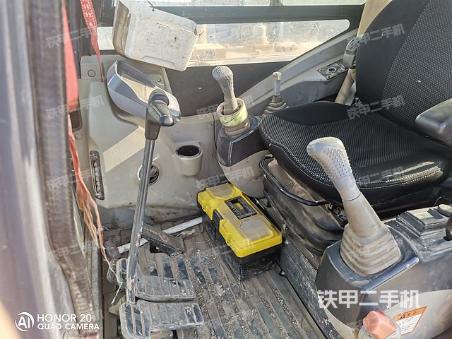 駕駛室整體(整機(jī)外觀) 駕駛室整體(整機(jī)外觀)