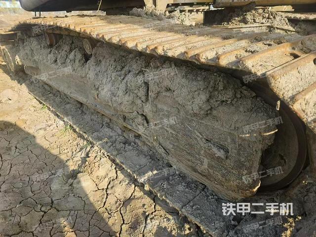 單側(cè)履帶整體(整機(jī)外觀) 單側(cè)履帶整體(整機(jī)外觀)