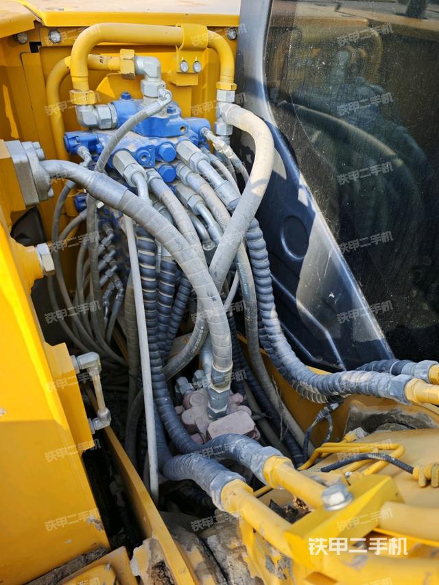 回轉(zhuǎn)馬達(dá)和主控閥（整機(jī)外觀）