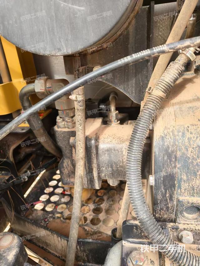 回轉(zhuǎn)馬達(dá)和主控閥（整機(jī)外觀）