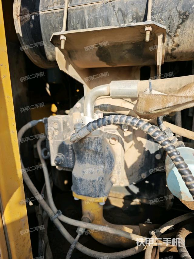 液壓泵艙室正面整體（整機外觀）