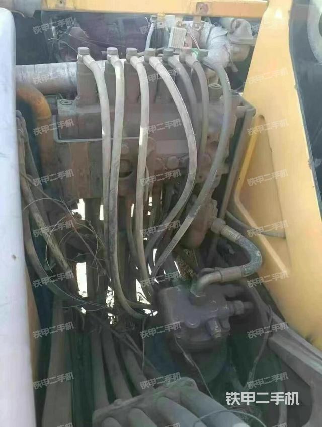 回轉(zhuǎn)馬達(dá)和主控閥（整機(jī)外觀）